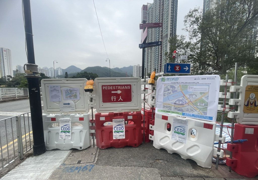 封閉獅子山隧道公路附近兩個行人設施