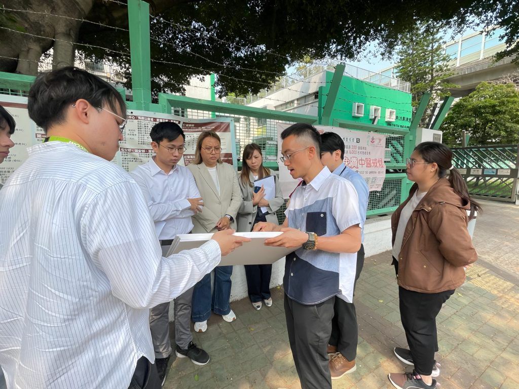 向地區人士講解文林路及文禮路臨時交通安排
